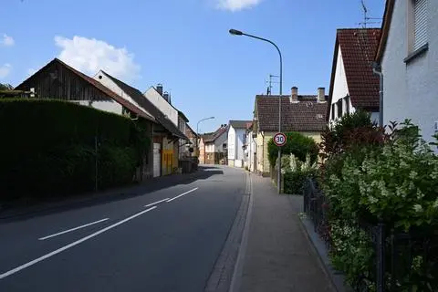 Bei der ersten Öffentlichkeitsbeteiligung für den hessischen Lärmaktinsplan wurde in der Höchster Straße in Brensbach Lärmbelästigung durch Motorradverkehr angemerkt. Daraufhin gab es eine schalltechnische Berechnung von Hessen Mobil.