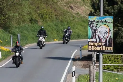 ARCHIV - 22.04.2018, Hessen, Mossautall: Mit Plakaten wenden sich Bewohner der Gemeinde Mossautal im Odenwald gegen den Lärm, der von Motorradfahrern vor allem am Wochenende verursacht wird. (zu dpa «Odenwald-Gemeinde plant neue Aktionen gegen Biker-Lärm nach» vom 10.11.2018) Foto: Frank Rumpenhorst/dpa +++ dpa-Bildfunk +++