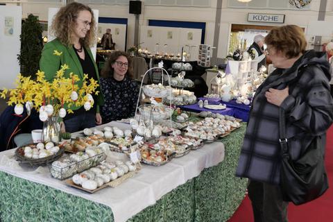 Am Stand von Barbara Mross aus Ludwigsburg (links) beim Ostereiermarkt gibt es viel zu entdecken. © Manfred Giebenhain