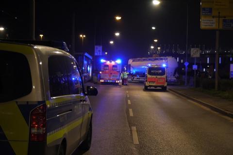 Am Samstagabend kam es in Frankfurt zu einem schweren Unfall. Ein Fußgänger wurde von einem Lastwagen erfasst. Foto: 5Vision.media