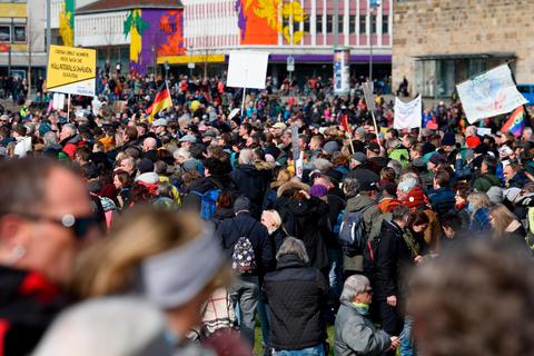 Mehrere Tausend Menschen demonstrieren am 20. März in Kassel gegen die Corona-Maßnahmen. Auch der Wetzlarer Klinikleiter war eigenen Angaben zufolge unter den Demonstranten. Er schreibt auf Facebook, es sei "schön und ermutigend" gewesen, "so viele gleichgesinnte Menschen zu sehen".   Archivfoto: Swen Pförtner/dpa 