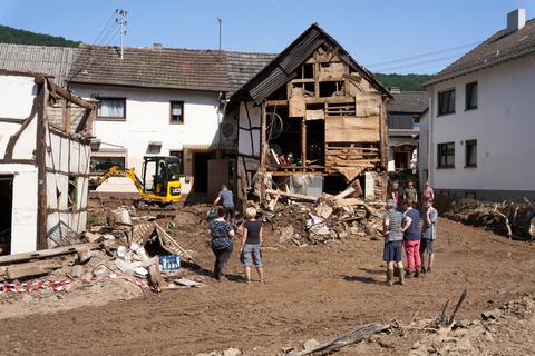 Im kleinen Ort Schuld im Ahrtal laufen die Auräumungsarbeiten auf Hochtouren. Doch nicht jeder, der sich als Helfer ausgibt, hat wirklich Gutes im Sinn. Foto: dpa/Thomas Frey