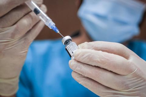 Ein medizinischer Mitarbeiter bereitet eine Impfdosis mit dem Corona-Impfstoff des Mainzer Pharmaunternehmens Biontech und seines US-Partners Pfizer vor.    Symbolfoto: dpa