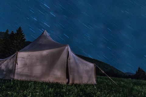Ein Zelt unterm Sternenhimmel.  Symbolfoto: Canva