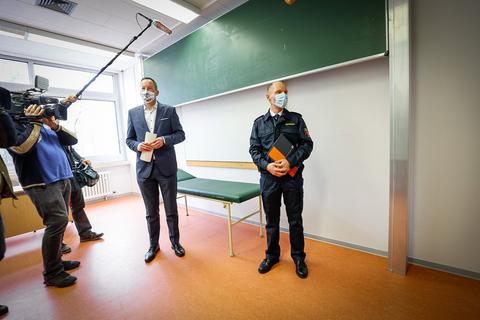 Michael Ebling (li.) und Impfzentrumskoordinator Stefan Behrendt bei der Vorstellung des Mainzer Impfzentrums. Foto: Lukas Görlach
