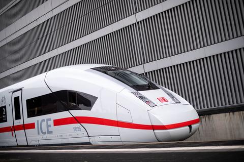 Ein neuer ICE-4 der Deutschen Bahn steht im Hauptbahnhof Düsseldorf. Der Fahrplanwechsel ab Sonntag bringt für Pendler und Reisende zahlreiche Veränderungen. Insgesamt versprechen die Verkehrsbetriebe Verbesserungen.  Foto: Marius Becker/dpa