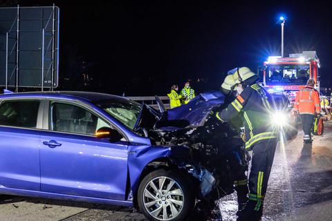 Eines der sechs an dem Unfall beteiligten Autos auf der A671.  Foto: wiesbaden112.de