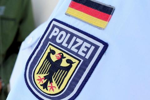 Das Wappen der Bundespolizei auf einem Uniformhemd. Symbolfoto: dpa