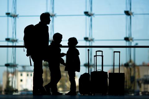 Und Abfahrt: Die Herbstferien stehen vor der Tür - Zeit für einen Familienurlaub.  Foto: Lukas Schulze/dpa