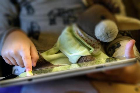 Ein kleines Mädchen tippt auf seinen Tablet-PC.Foto: dpa  Foto: dpa