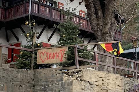 Geschmückte Christbäume und ein Danke-Schild am Restaurant "Bunte Kuh" in Bad-Neuenahr im Landkreis Ahrweiler. Foto: Thomas Ehlke