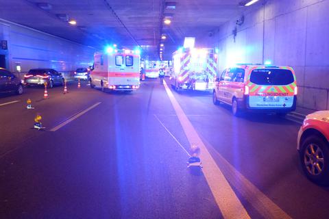 Bei dem Unfall auf der A60 wurden sechs Personen verletzt. Feuerwehr Mainz