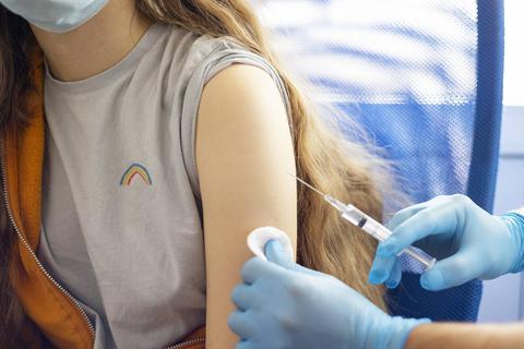 Über die Corona-Impfung von Kindern und Jugendlichen wird heftig diskutiert.  Foto: klavdiyav - stock.adobe