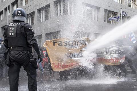 Die Polizei setzt einen Wasserwerfer auf die Gegner der "Querdenken"-Demonstration in der Frankfurter Innenstadt ein.  Foto: dpa