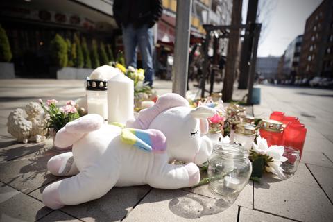 Mainzerinnen und Mainzer trauern am Unfallort mit den Angehörigen des verstorbenen Mädchens.            Foto: Sascha Kopp