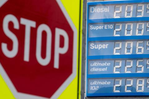 Zeitweise gingen Tankstellen das Benzin aus.  Foto: dpa