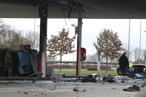 An einer Tankstelle bei Hammersbach soll bei einem Unfall eine Zapfsäule explodiert sein. Zwei Menschen starben.  Foto: 5vision.media 