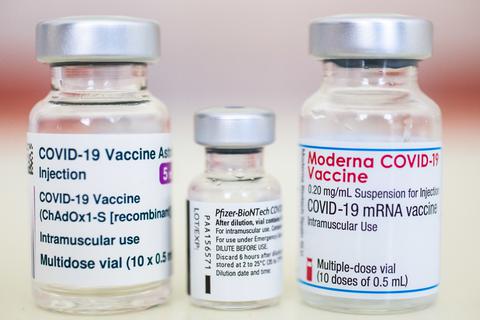 Ampullen der Corona-Impfstoffe von AstraZeneca, Biontech/Pfizer und Moderna. Symbolfoto: dpa