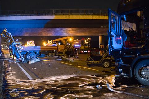 Ein Lkw ist in der Nacht zum Dienstag auf der A3 in eine Baustelle gekracht. Foto: 5vision.media