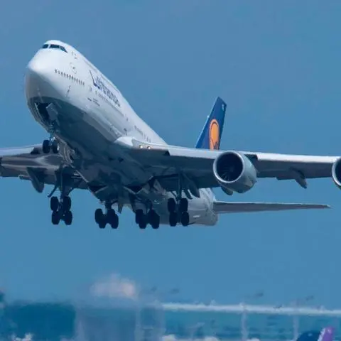 Abheben Richtung Mainspitze: Diese startende Boeing 747 wird gleich dicht besiedeltes Gebiet überfliegen. Die Prognose des damaligen Fraport-Chefs Wilhelm Bender von 2005, bis 20202 werde sich der Fluglärm halbieren, hat sich wegen des wachsenden Luftverkehrs nicht bewahrheitet.