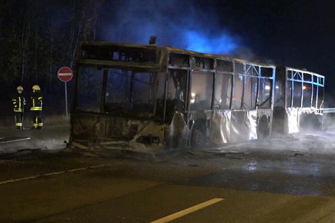 Der ausgebrannte Bus auf der B43. Foto: dpa