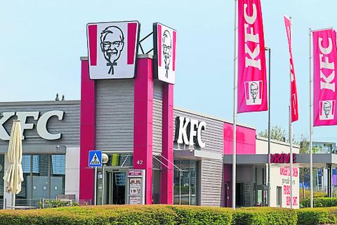KFC in Bretzenheim: Hier werden derzeit, wie in anderen Gastronomien auch, nur Speisen zum Abholen und Liefern angeboten. Der Parkplatz hinter dem Gebäude wird kaum genutzt.     Foto: hbz/Sämmer