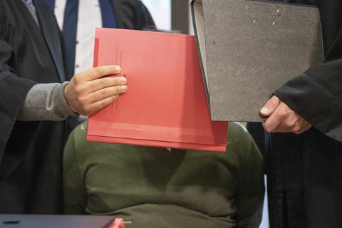 Mit Aktenmappen schirmen die Anwälte Sven B. im Verhandlungssaal des Landgerichts in Frankfurt vor den Blicken der Kameras ab. Der 35-Jährige soll als Fußball-Jugendtrainer in zahlreichen Fällen Jugendliche vergewaltigt haben.