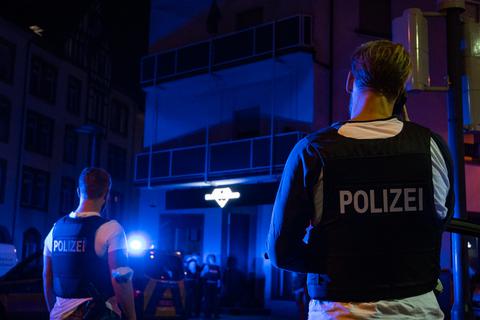 In einer Bar in Offenbach sind Schüsse gefallen. Ein Mann wurde getötet, ein weiterer ist schwer verletzt. Foto: 5vision.media