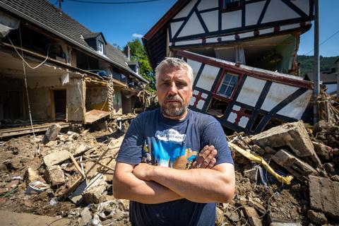 Guido Galle vor zerstörten Häusern in Ahrbrück. Der Beigeordnete gehört zu denen, die unermüdlich anpacken. Foto: Lukas Görlach