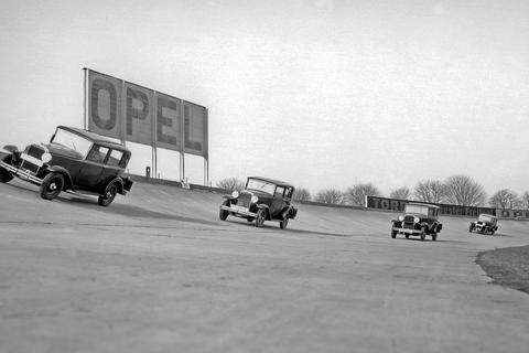 Unterwegs auf der Opel-Rennbahn.  Foto: Opel Archiv
