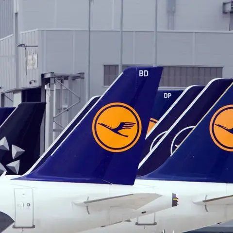 Lufthansa-Flugzeuge auf einem Flughafen.