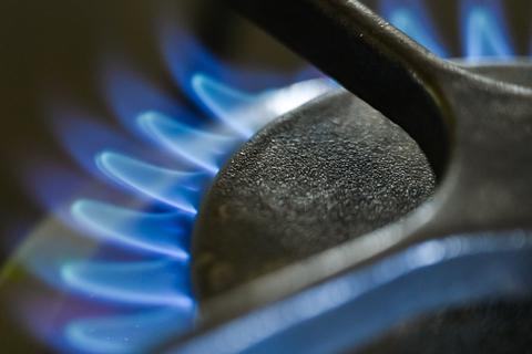 Eine Gasflamme auf einer Kochstelle an einem Gasherd in einer Küche. Symbolfoto: dpa