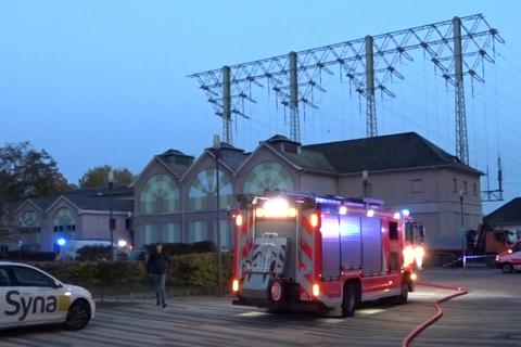 Die Feuerwehr vor Ort am Süwag Umspannwerk. Foto: 5vision.media