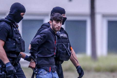 Ali B. bei seiner Ankunft im Polizeipräsidium Westhessen in Wiesbaden. Foto: Sascha Kopp 