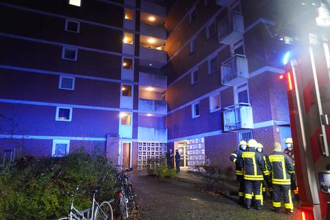 Mehrere Personen mussten aus dem Frankfurter Hochhaus gerettet werden. Ein Bewohner und ein Feuerwehrmann wurden verletzt. Foto: 5vision.media