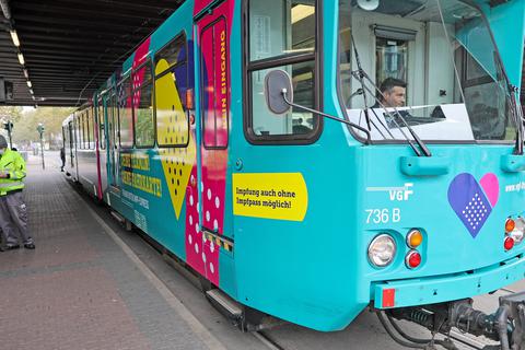 In Frankfurt wird jetzt in der fahrenden Straßenbahn gegen Corona geimpft. Foto: René Vigneron