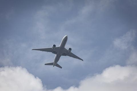 Ein Flugzeug über dem Rhein-Main-Gebiet. Foto: Tim Würz