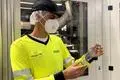 Coca-Cola-Mitarbeiter Christopher Bee beschäftigt sich mit dem Recycling von PET-Flaschen.