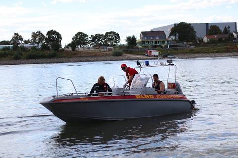 Neben den Helfern etwa der DLRG, Feuerwehr oder Polizei helfen auch Kapitäne privater Boote auf dem Rhein in Notfällen. Foto: Feuerwehr