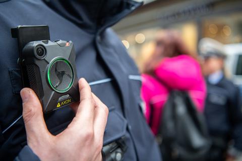 Bodycams im Polizeieinsatz – bald auch an den Uniformen von Feuerwehrleuten im Lahn-Dill-Kreis?
