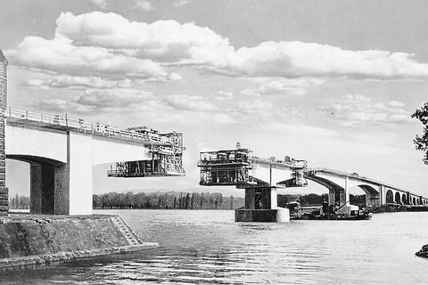 Pioniertat und Meilenstein: Die Nibelungenbrücke wurde 1953 erstmals in Deutschland im „freien Vorbau“ errichtet,  damals eine völlig neue Bauweise bei Spannbetonbrücken. Archivfoto: Stadtarchiv