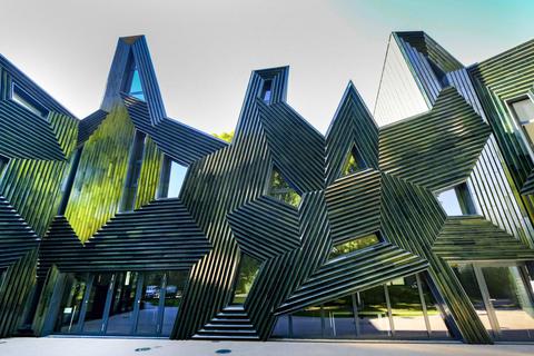 Die Neue Synagoge in Mainz wurde von dem Kölner Architekten Manuel Herz entworfen. Die Fassade ist aus den hebräischen Lettern für „Keduschah“ (Heiligung) gestaltet. Archivfoto: Sascha Kopp