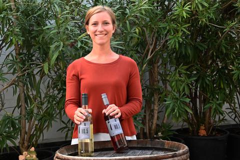 Die Rheinhessische Weinkönigin Sarah Schneider kennt sich aus mit Wein, sie ist in einem Weingut aufgewachsen.  Foto: Werner