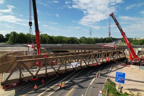 Zwei Großkräne heben am Kreuz Mainz-Süd die Hilfsbrücke auf eine fahrbare Plattform.      Foto: Autobahn GmbH