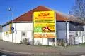 Der Netto-Markt in Wackernheim wird umgebaut.  Das ehemalige VR-Bank-Gebäude soll für die erweiterte Backstube Werner, ein sich anschließender zusätzlicher kleiner Anbau für den ehemaligen Schreibwarenladen genutzt werden.