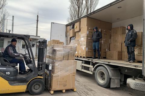 Der vorerst letzte Laster mit Hilfsgütern, den das Netzwerk "Ukrainehilfe Mainz" auf den Weg schickte, ist in Kiew angekommen. Helfer entladen die dringend benötigten Heizgeräte.
