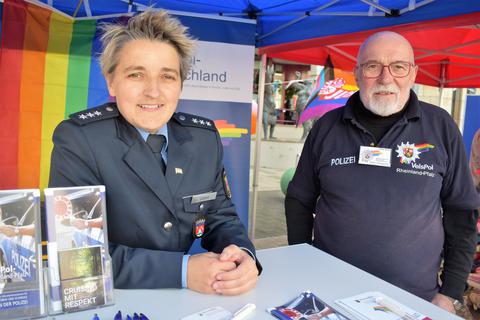 Polizeihauptkommissarin Diana Gläßer leitet die Ansprechstelle der Polizei des Landes Rheinland-Pfalz für lesbische, schwule, bisexuelle, transidente und intergeschlechtliche Menschen, kurz „AS LSBTI*“.
