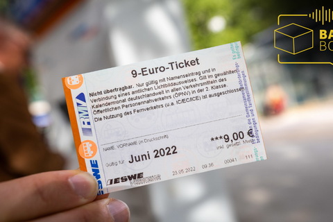 Ein 9-Euro-Ticket ist für einen Kalendermonat gültig. Es kann aber an jedem Tag des Monats gekauft werden und ist dann entsprechend bis zum letzten Tag des Monat gültig, also bis 30. Juni beispielsweise oder bis 31. August.  Foto: Lukas Görlach / VRM Bild