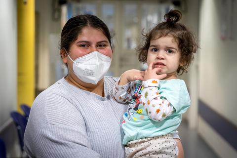 Melike, mittlerweile zweieinhalb Jahre alt, und ihre Mutter Selina Karabulut in der kinderkardiologischen Ambulanz der Mainzer Unimedizin. Regelmäßig wird hier Melikes Herz untersucht.