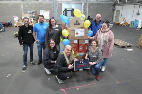 Das Team von „Nicht reden. Machen!“ beim Packen der 300. Palette.  hbz/Jörg Henkel